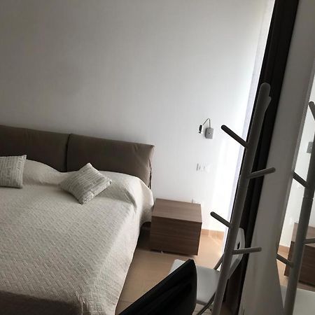5 Miles Apt Apartment Rocca Cinquemiglia Екстериор снимка